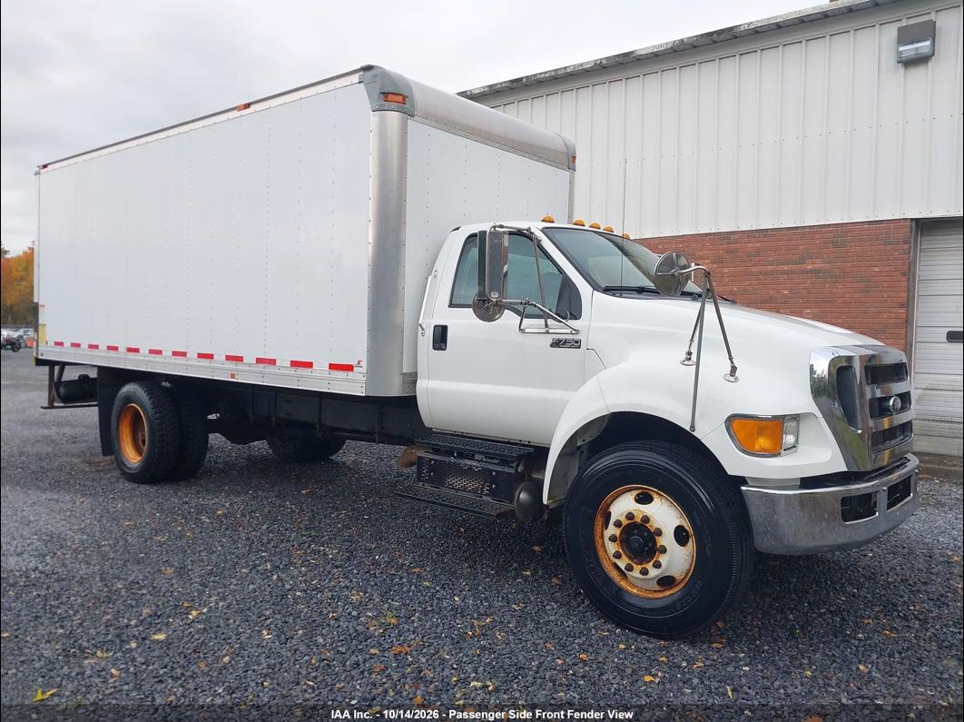 2013 Ford F-750 photo 5