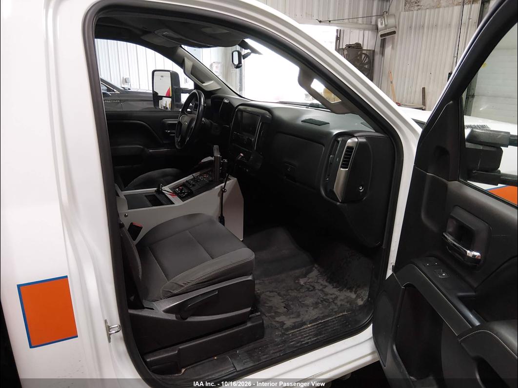 2016 Chevrolet C3500amb photo 5